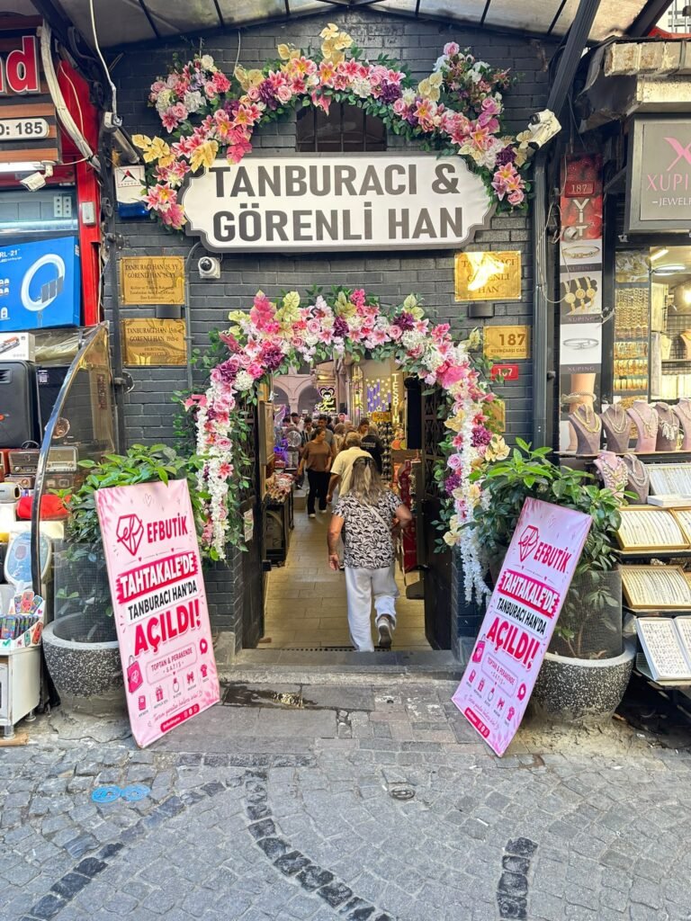 D&Y Hediyelik – Tanburacı ve Görenli Han girişi, Tahtakale